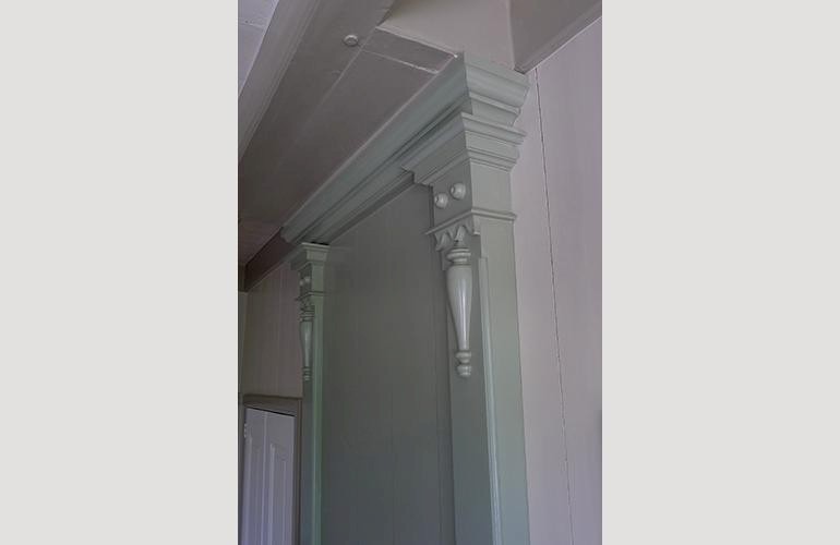 Houten pilaster met kapiteel, de aangevulde decoratieve elementen komen uit de collectie van Varro Restauratie.